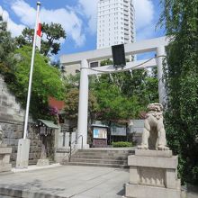 地下鉄の出口のところにある鳥居