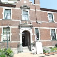 玄関の上部には英王室の紋章