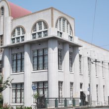 田中絹代ぶんか館−唐戸地区にあるレトロ建築の一つ
