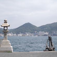 海峡の波が打ち寄せてきます