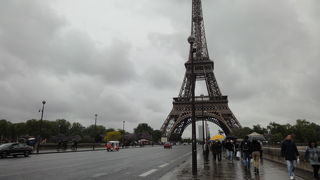 エッフェル塔の間近