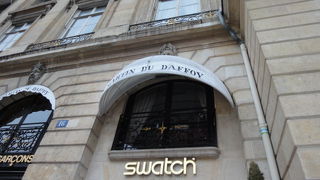 ヴァンドーム広場にスウォッチ