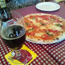 黒ビールとピザの相性良し♪