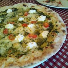 こちらのバジル風味のピザも美味しかったです。