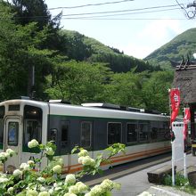 2両編成の列車はワンマンで、後乗り・前降りです