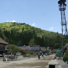 旧街道の両側に40軒くらいの茅葺きや年古民家が建ち並んでいま