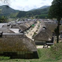 子安観音の横の小径から大内宿全体が見晴らせます