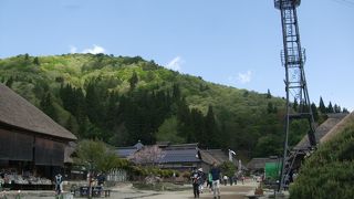 旧宿場町の茅葺き民家が40軒くらいの集落