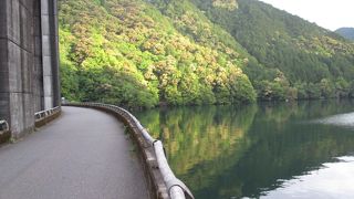 エメラルドグリーンのダム湖