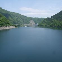 大きな若郷湖は大川ダムによって出来ました