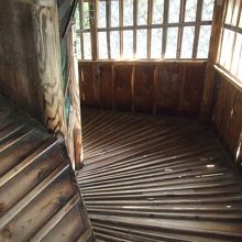 木造のスロープが二重の螺旋状になっています