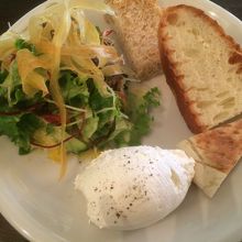 サラダとパン