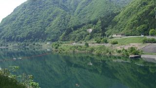 周辺には、散策路や公園も整備されていて、四季折々に色々な花が咲きます
