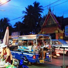 18時半頃、Suranaree RdのWat Saka前で