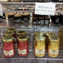 地下の食品店。面白い輸入食品が多いです。
