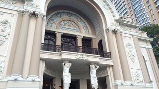 一際目をひく美しい建物