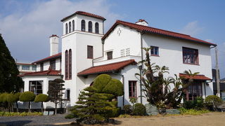 海岸沿いのスパニッシュスタイルの洋館はヴォーリズの設計の遺構