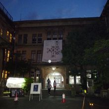 旧・立誠小学校の前にあります