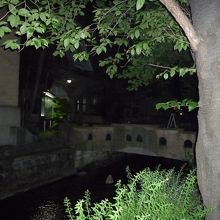 前を流れるのは高瀬川