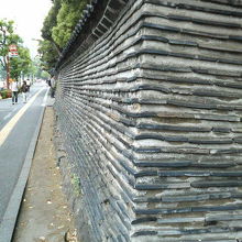 三解脱門の両側に長くのびる塀です。