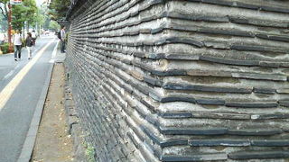 土と瓦が幾重にも重なっています