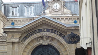 さすがパリの銀行