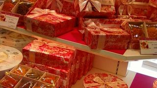 堂島ロールがあまりにも有名です。