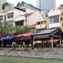 夜にそぞろ歩いたボートキーのレストランを川から見ました。