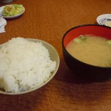 定食のご飯と味噌汁