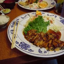 　チキン照り焼き＋コロッケのコンビネーション