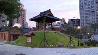 都会の公園に、なぜかあらわれる鐘楼