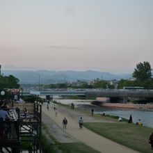 鴨川下流から御池大橋をみる