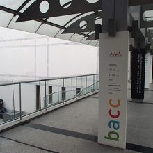 駅に直結しているセンターへのブリッジ