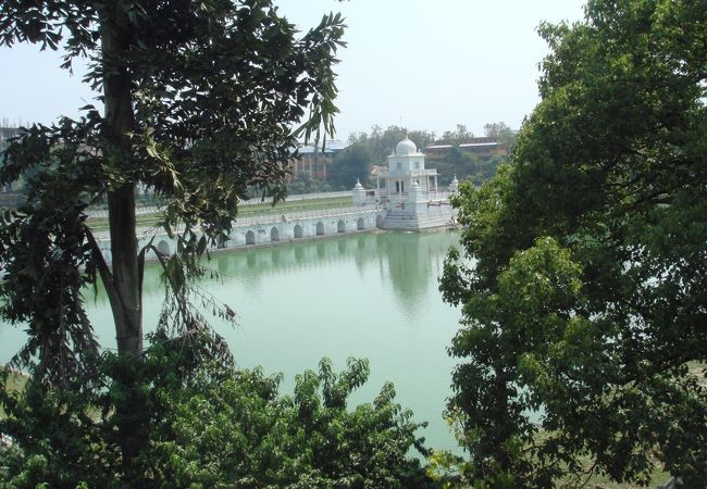 湖上に浮かぶ白亜のお城のような印象