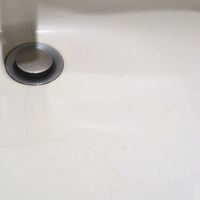 洗面所シンクがヒビだらけ。直す気はなさそう。