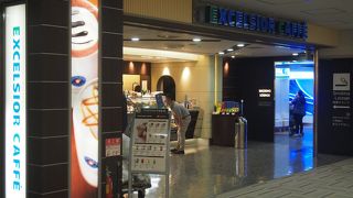 出国審査後左に歩いて行くとある