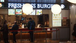 うどん、バーガー、ちゃんぽんなどが手軽に食べれる