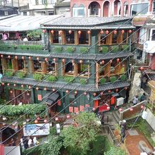 向いの阿妹茶楼を見下ろす景色です