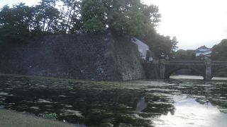 お堀の向こうにかかる橋