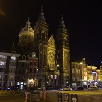 駅から見たホテル側。右端の青い文字が・・・