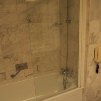 バスタブはゆったり。でもカーテンではなく透明ボード