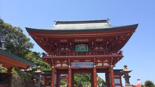 日向灘を見下ろす崖に鎮座する神秘的な社殿