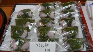 粒々の皮に滑らかな餡子の甘さは老舗のお菓子屋さんならではの出来栄え