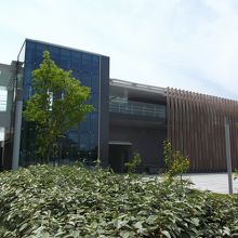 新しい建物です、2階へゆきます。