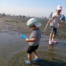 泥遊びより水遊びに夢中の子供たち