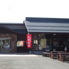 農産物直売所、スナックコーナー、レストラン、お土産売店も