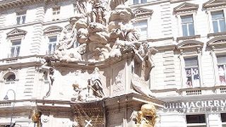 繁華街の真ん中に・・・