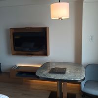 テレビとデスク、コンセント類の位置が悪い。