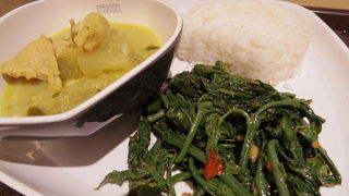 便利だけと割高なフードコート