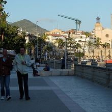 シッチェス・ビーチ沿いのマリティム通りは気持ちいい遊歩道